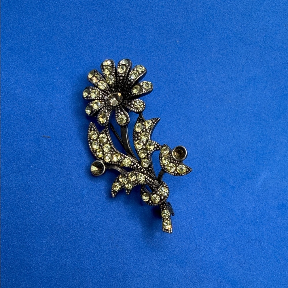 Unique Vintage Metallic Floral Brooch‎